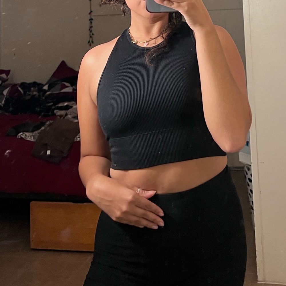 black ribbed workout top